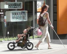 donna con bastone e bambino